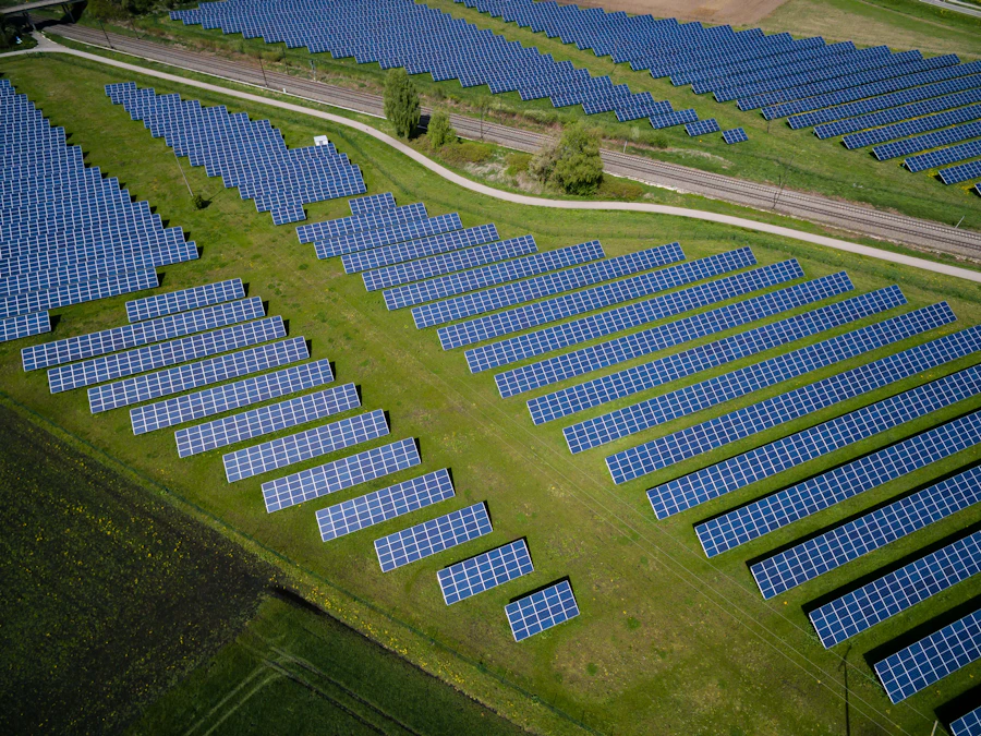 Painéis solares em telhado durante o dia